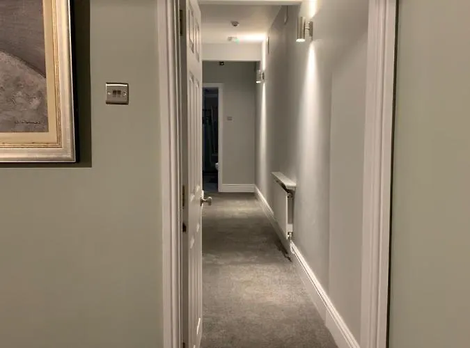 アパート One, The Carriage House, *