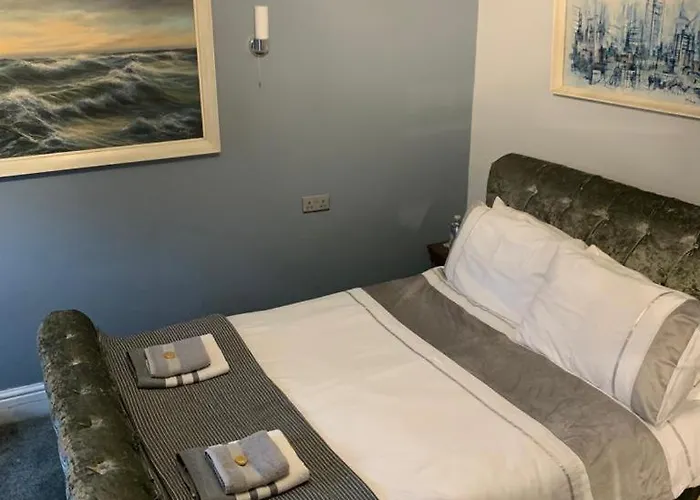 アパート One, The Carriage House, *