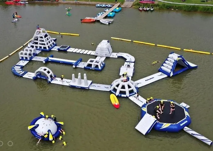 One, The Carriage House, アパート