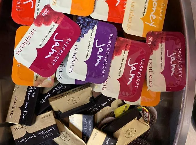 アパート One, The Carriage House, *